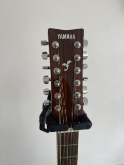 Gitara akustyczna dwunastostrunowa firmy Yamaha którą można wypożyczyć w wypożyczalni instrumentów.