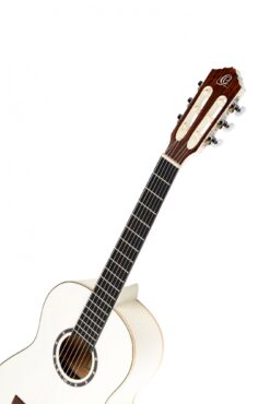 Biała gitara klasyczna w rozmiarze 3/4, Ortega R121 WH, dostępna w wypożyczalni gitar klasycznych 