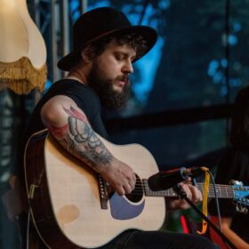 Między strunami – pracownia muzyczna (Krzysiek Kowalczyk)